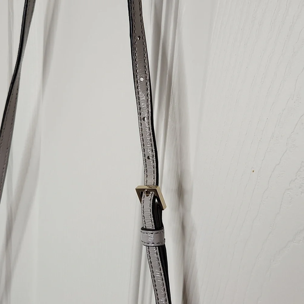 Kate Spade ♠️ carson gray patent leather with gold chain crossbody
